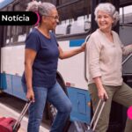 Duas idosas subindo em um transporte publico.