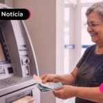 Idosa sacando dinheiro na caixa eletrônia.