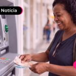 Idosa sacando dinheiro no banco eletrônico.