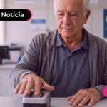 Idoso fazendo sua biometria com bastante atenção.