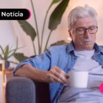 Idoso lendo sobre INSS terá duas folhas em outubro.
