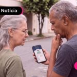 Idosos olhando que os locais de votação foram alterados pelo TSE.