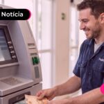Homem retirando dinheiro do caixa eletrônico.