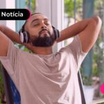 Homem relaxando na cadeira com as mãos atrás da cabeça.