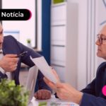 Homens vendo mutirão zero dívidas do Procon.