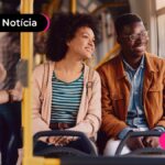 Homem e mulher andando de graça no ônibus pois é dia de votar.