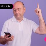 Aposentado com celular na mão lendo sobre a maciça do INSS.