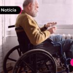 Beneficiário do BPC lendo notícias pelo celular.