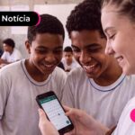 Alunos em sala de aula conferindo o calendário do pé-de-meia.