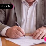 Pessoa assinando perdão das dívidas do MEI.