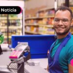 Trabalhador feliz com fim da escala 6x1.