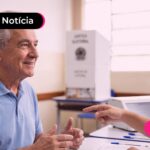 Idoso beneficiário do INSS votando e fazendo prova de vida.