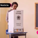 Cidadã brasileira votando em urna eletrônica.