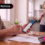 Aposentado fazendo cálculo do novo salário do INSS para 2027.