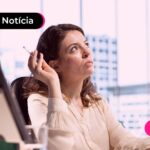 Mulher em um escritório expressando estar pensativa.