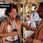 Mulher conversando com um homem dentro do transporte publico.