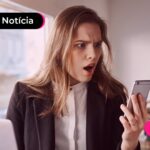 Mulher olhando para o celular expressando estar surpresa.